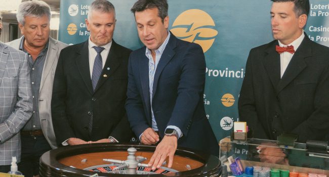 El intendente lanzó la primera bola de la temporada necochense en el Casino